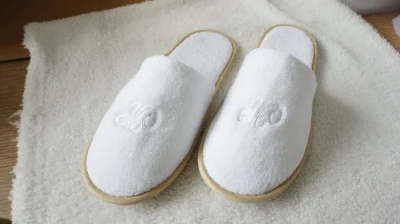 Pantofole personalizzate morbide per hotel in velluto di cotone a basso prezzo, usa e getta